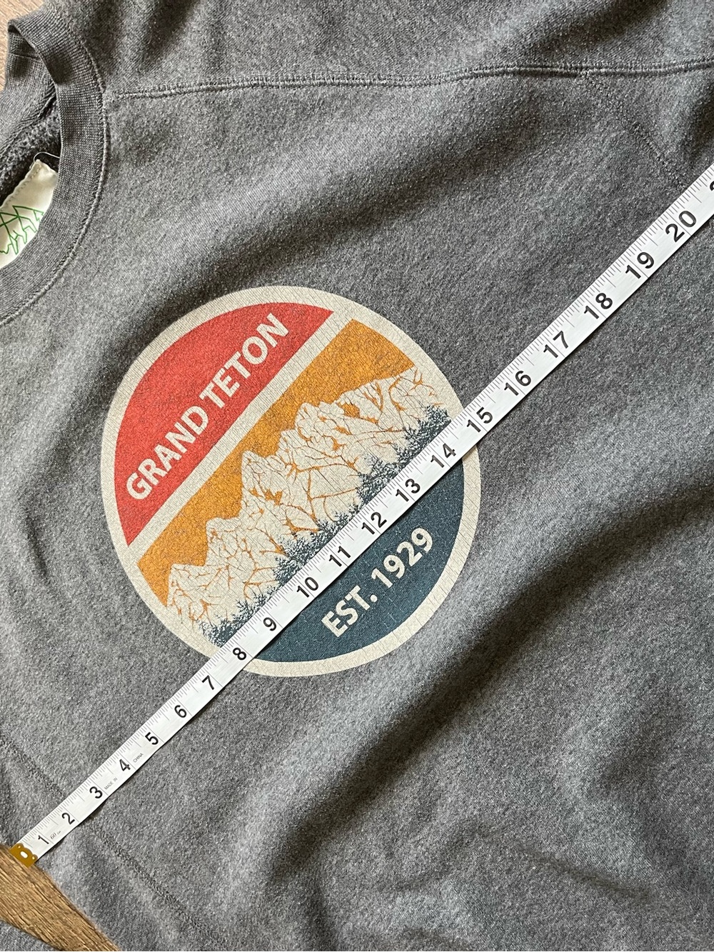 Grand Teton circle Wild Tribute Crewneck sweatshirt size large - Picture 6 of 11